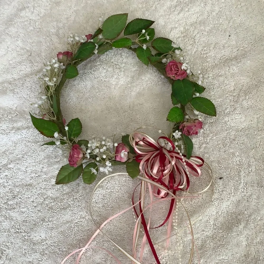 Rosebud and baby’s breath head wreath